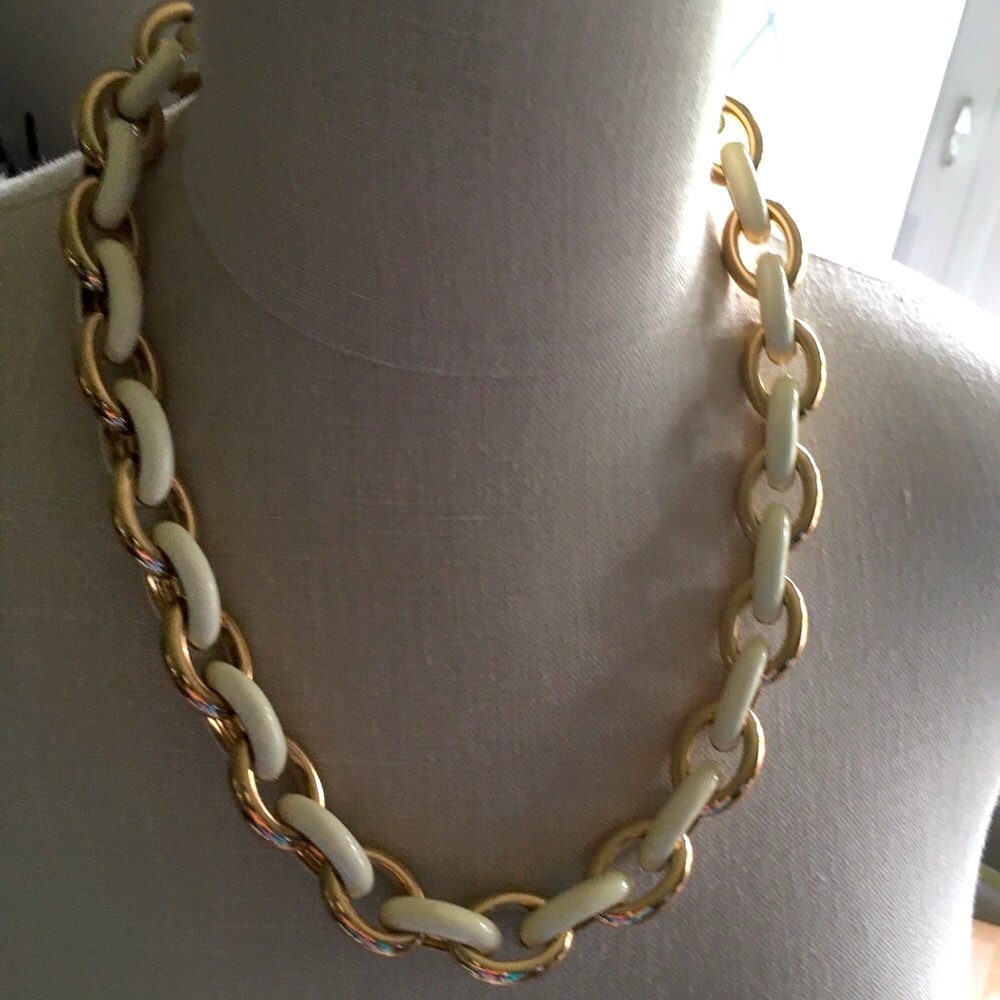 COLDWATER CREEK CREAM & GOLDTONE OVAL LINK NECKLACE. COMES IN ORIGINAL BOX. NWT.